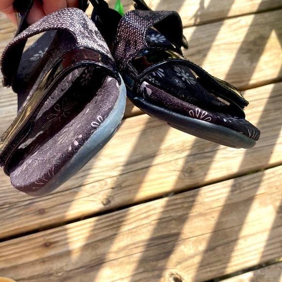 Vionic Jodie Strappy Sandal Black Patent Leather Chantily Lace Design Sz 8 - Picture 7 of 13